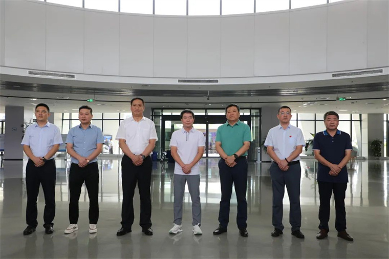江南体育官方网站体育陪同舒华体育来滨考察体育产业发展情况
