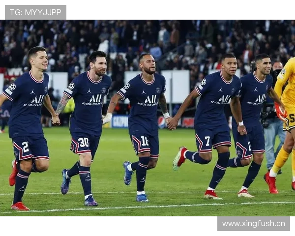 巴黎圣日耳曼巨星扎堆却表现混乱，团队重建问题逐步反映在赛场走势中